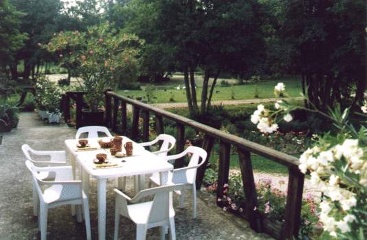 Moulin de Beaupr - petit dejeuner sur la terrasse