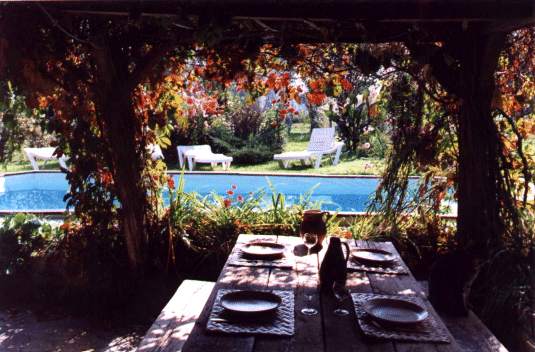 Moulin de Beaupr - Le repas sous la tonnelle